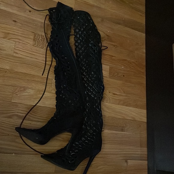 Laced up black boots - Picture 2 of 2